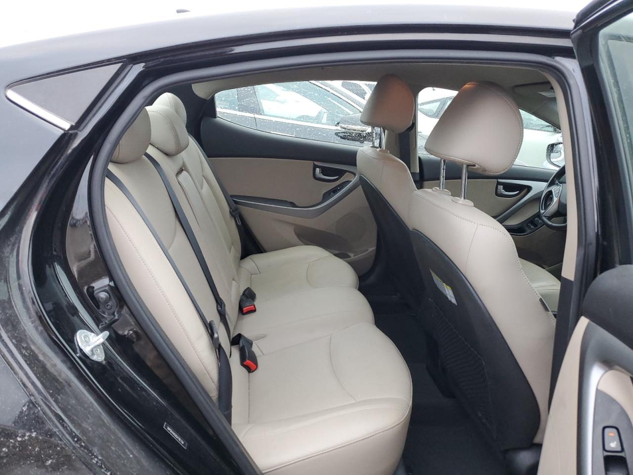 2016 Hyundai Elantra - Image 10