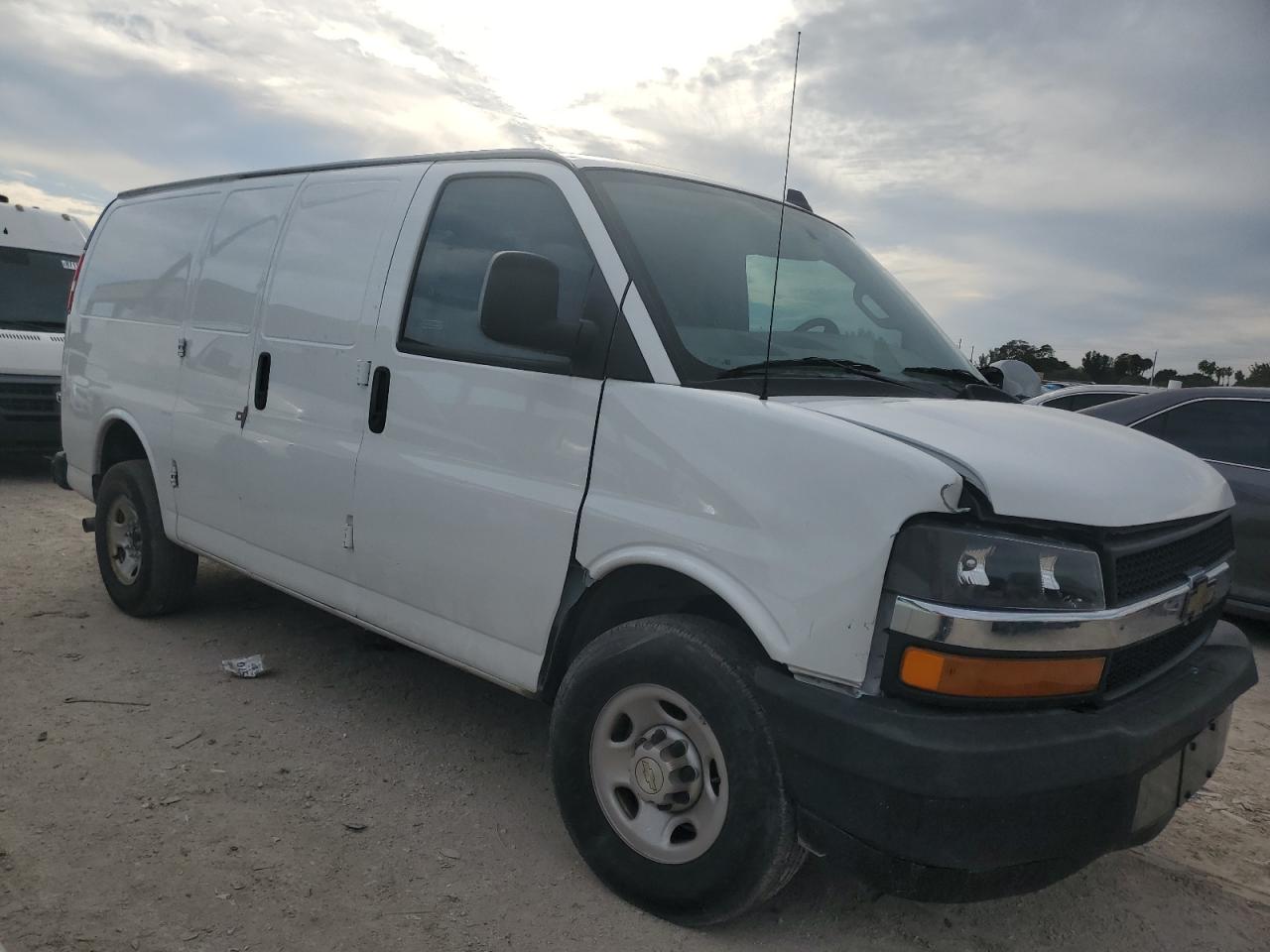 VIN 1GCWGAFP8N1211254 2022 CHEVROLET EXPRESS no.4