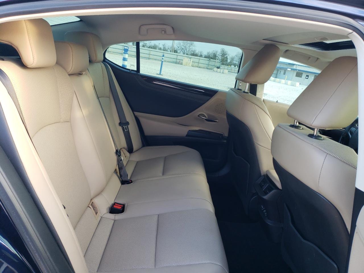 2020 Lexus ES - Image 10
