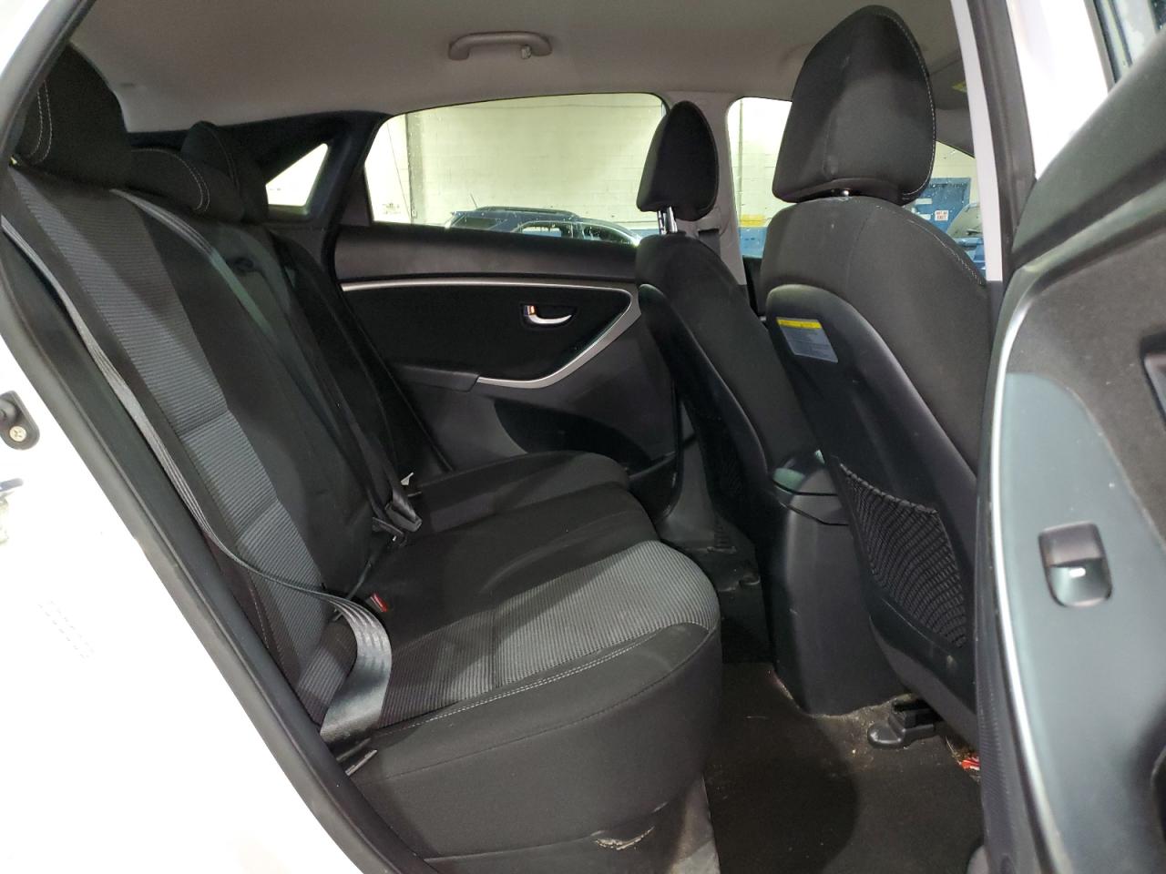 2016 Hyundai Elantra - Image 10