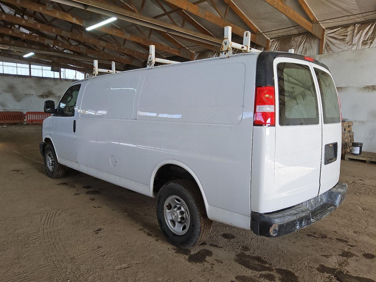 VIN 1GCWGBFG1H1324487 2017 CHEVROLET EXPRESS no.2