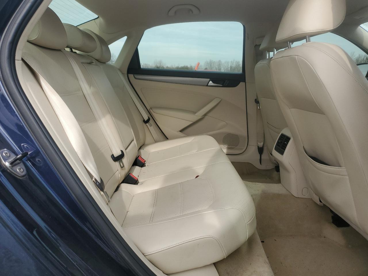 2014 Volkswagen Passat - Image 10