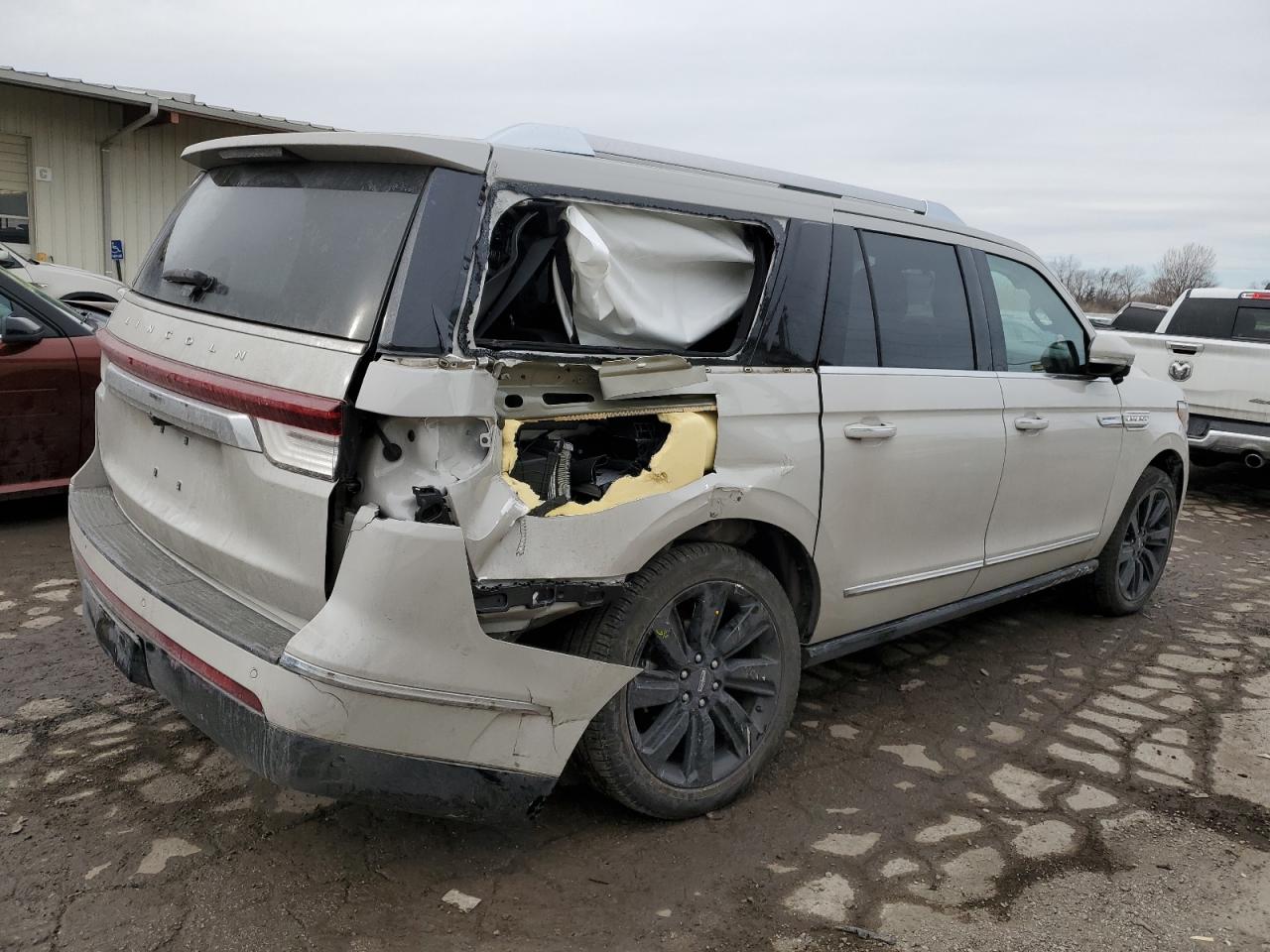 2023 Lincoln Navigator - Image 3