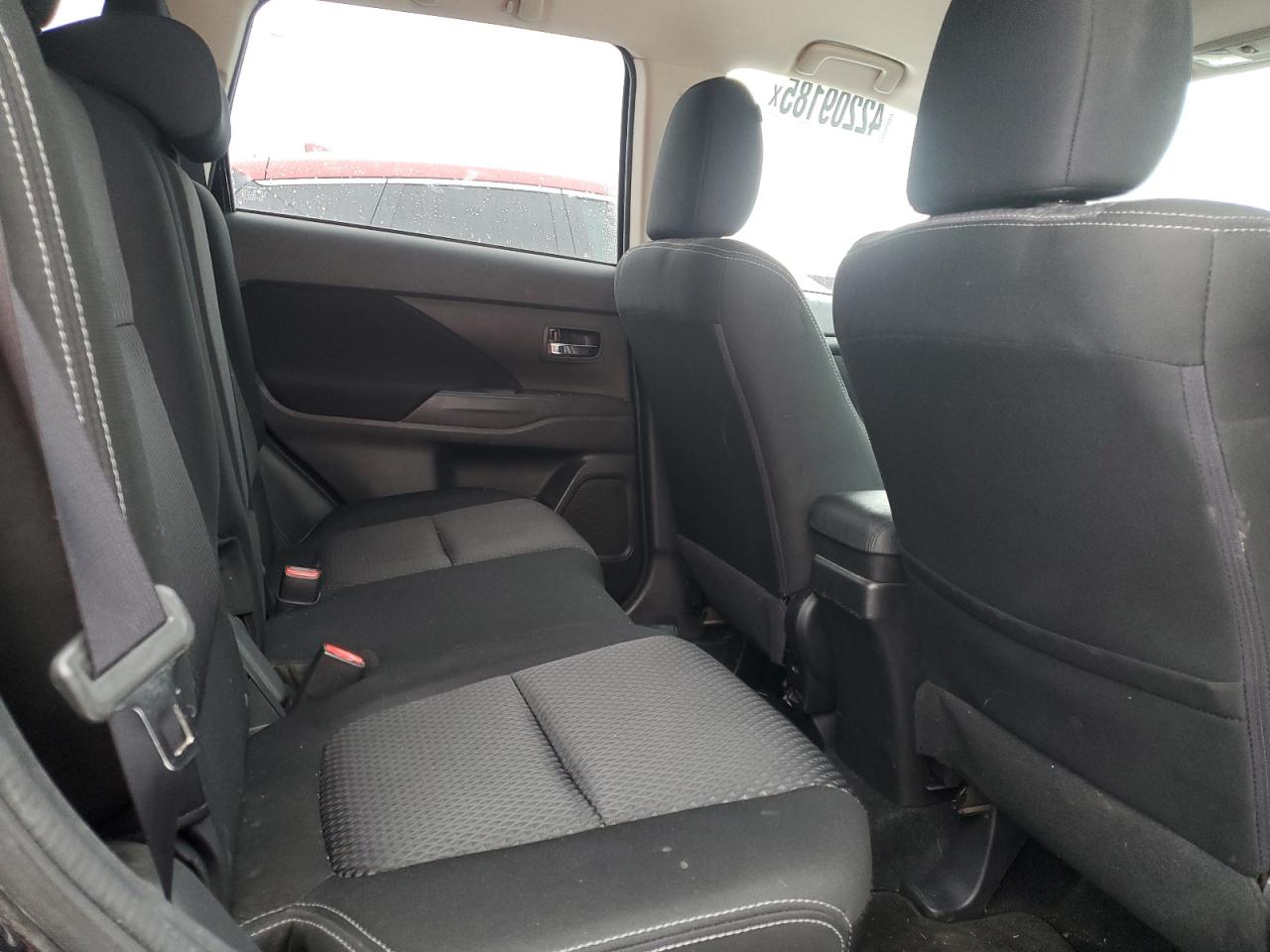 2016 Mitsubishi Outlander - Image 11