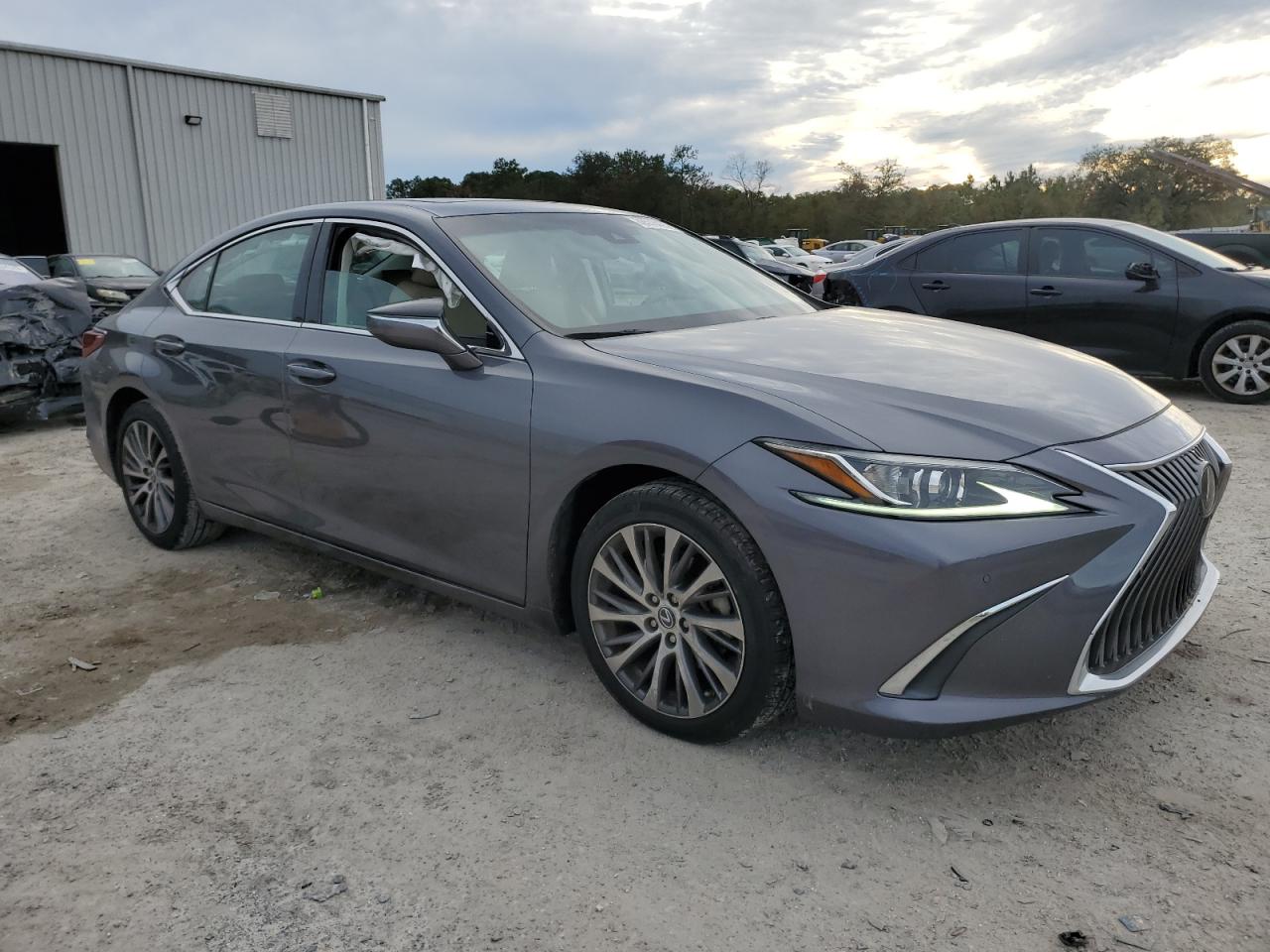 2019 Lexus ES - Image 4
