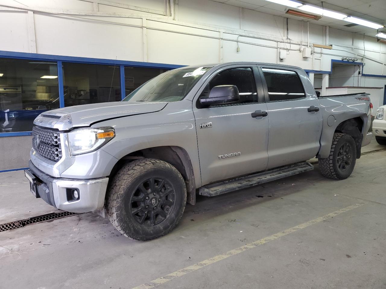 VIN 5TFDY5F12JX687174 2018 TOYOTA TUNDRA no.1