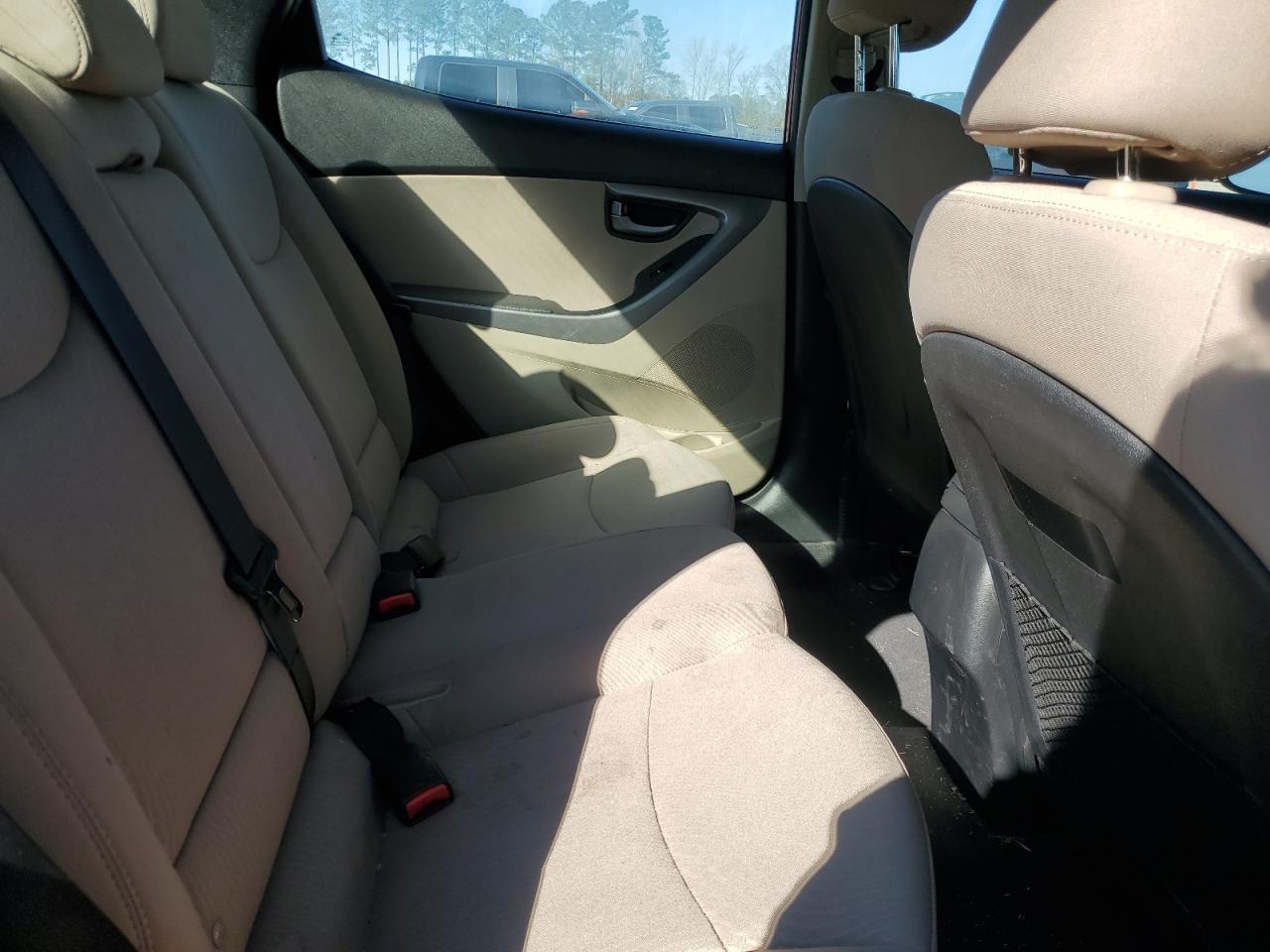 2016 Hyundai Elantra - Image 10