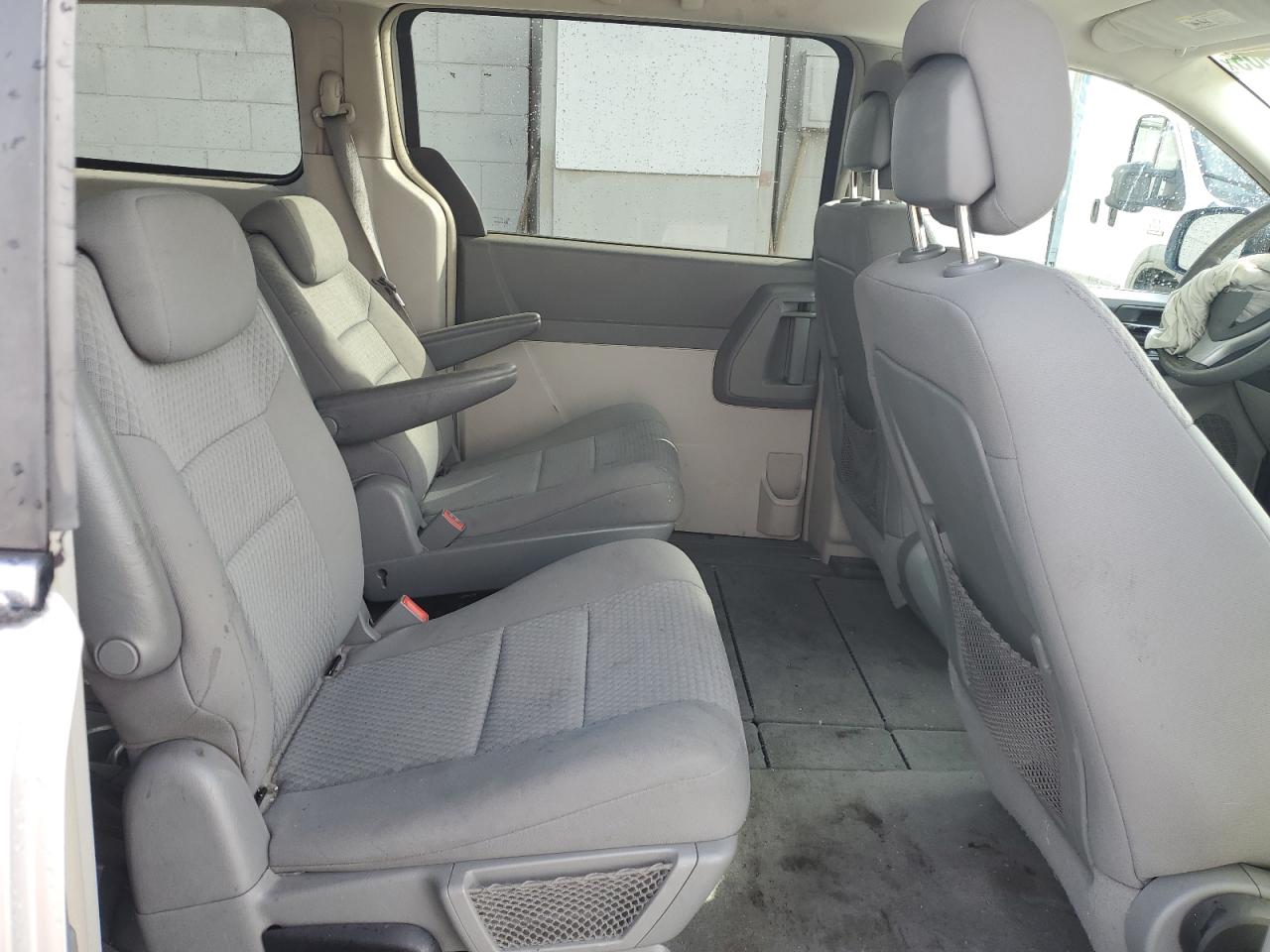 2010 Chrysler Town & Country - Image 12