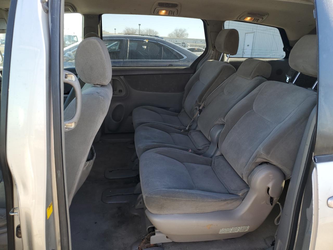 2004 Toyota Sienna - Image 11