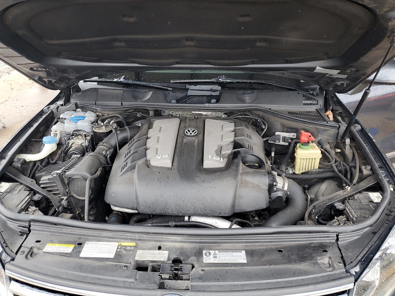 2015 Volkswagen Touareg - Image 13