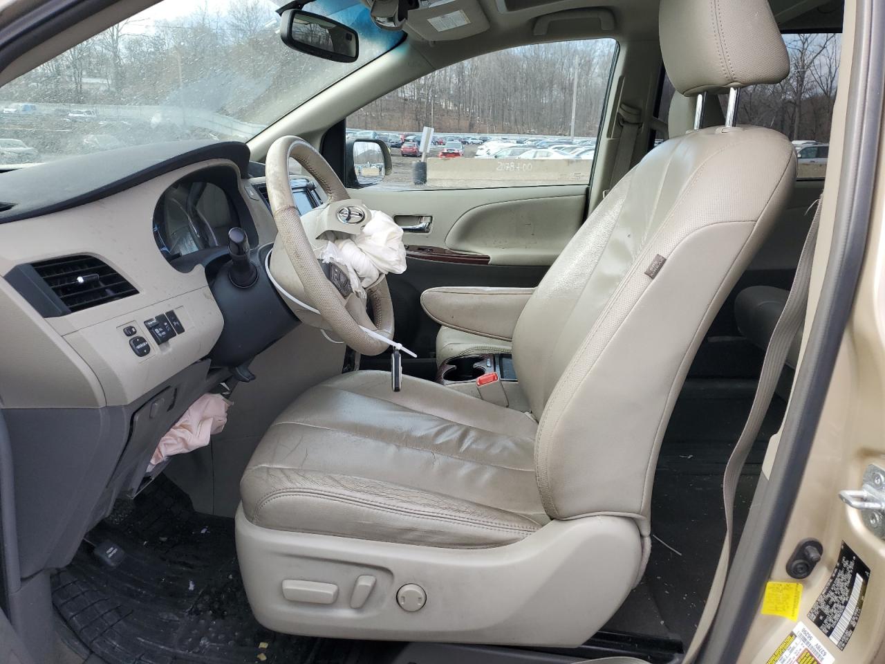 2011 Toyota Sienna - Image 7