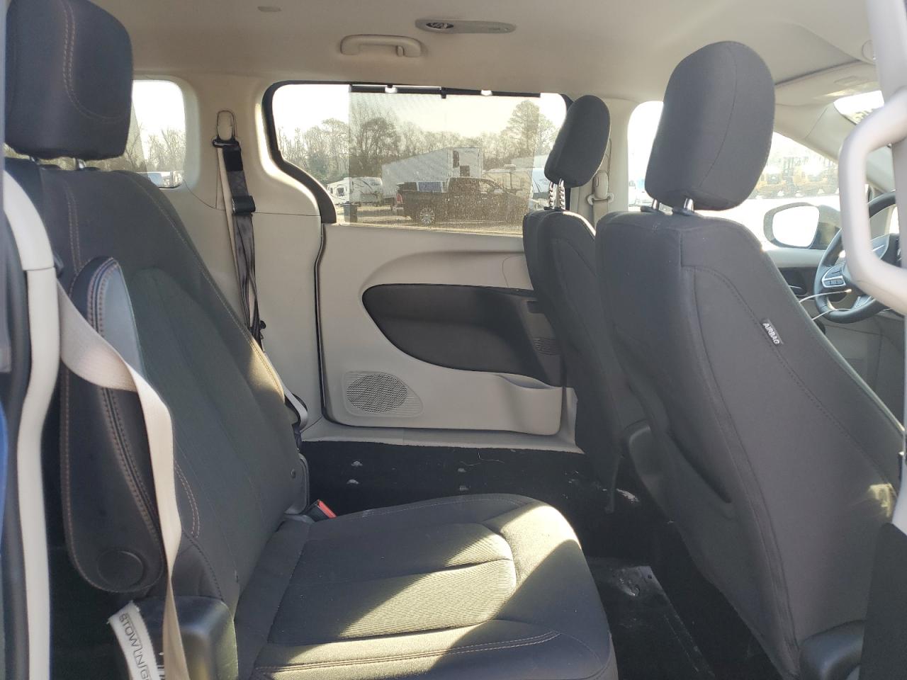 2017 Chrysler Pacifica - Image 11