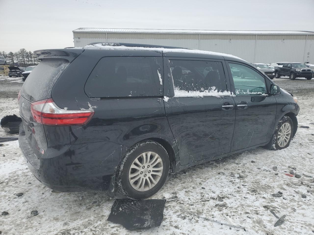 2017 Toyota Sienna - Image 3
