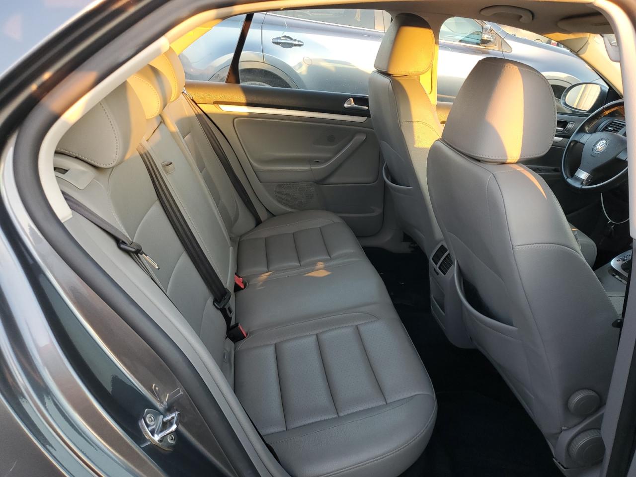 2008 Volkswagen Jetta - Image 10