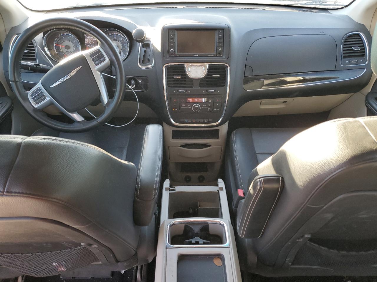 2013 Chrysler Town & Country - Image 8