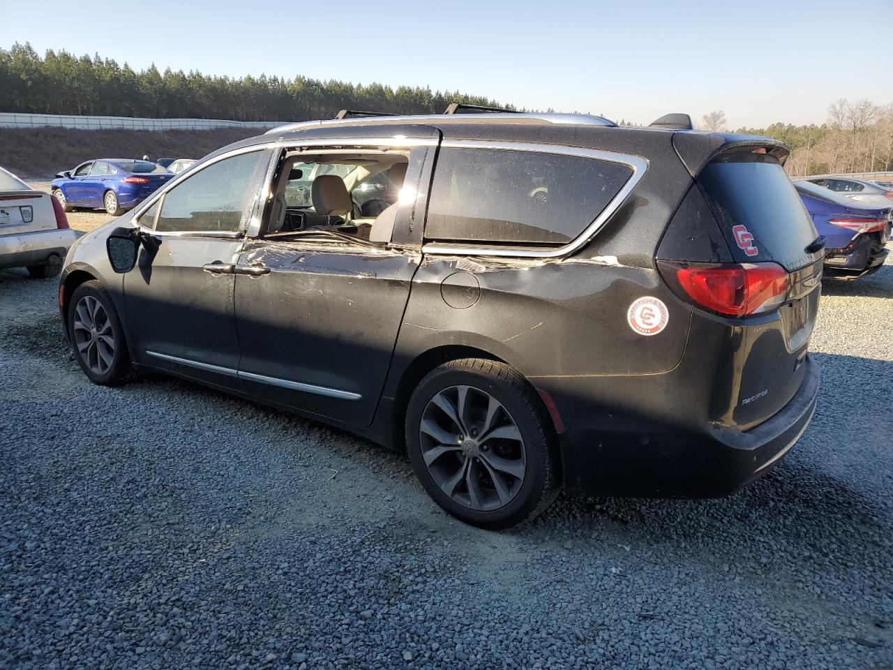 2018 Chrysler Pacifica - Image 2