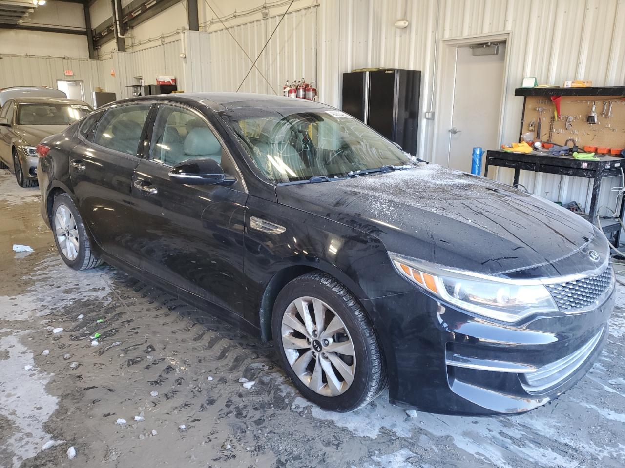 VIN 5XXGU4L3XHG143175 2017 KIA OPTIMA no.4