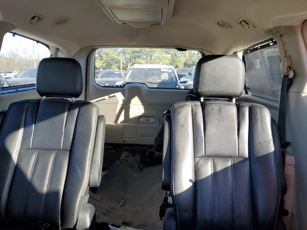 2013 Chrysler Town & Country - Image 10