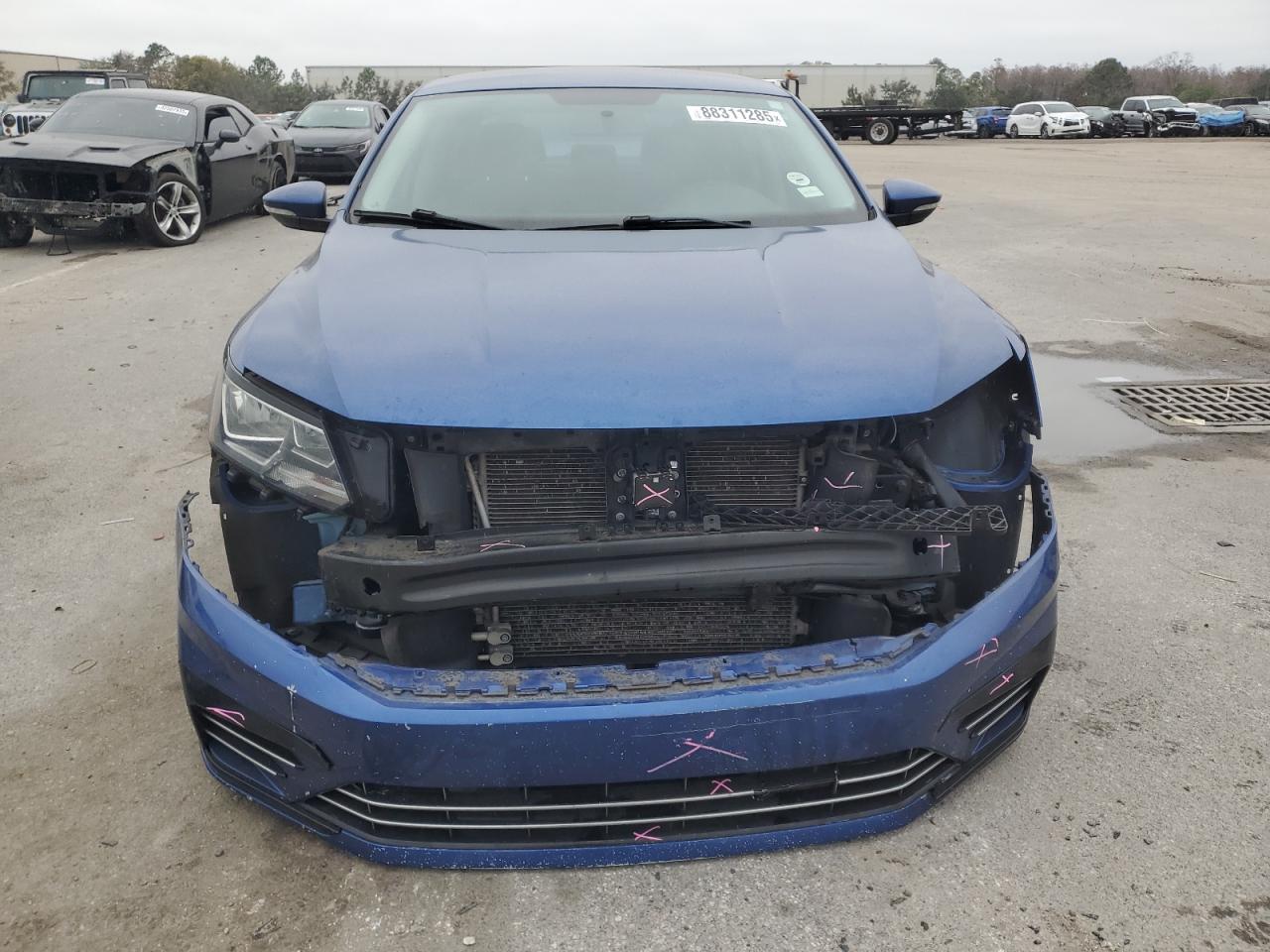 2017 Volkswagen Passat - Image 5