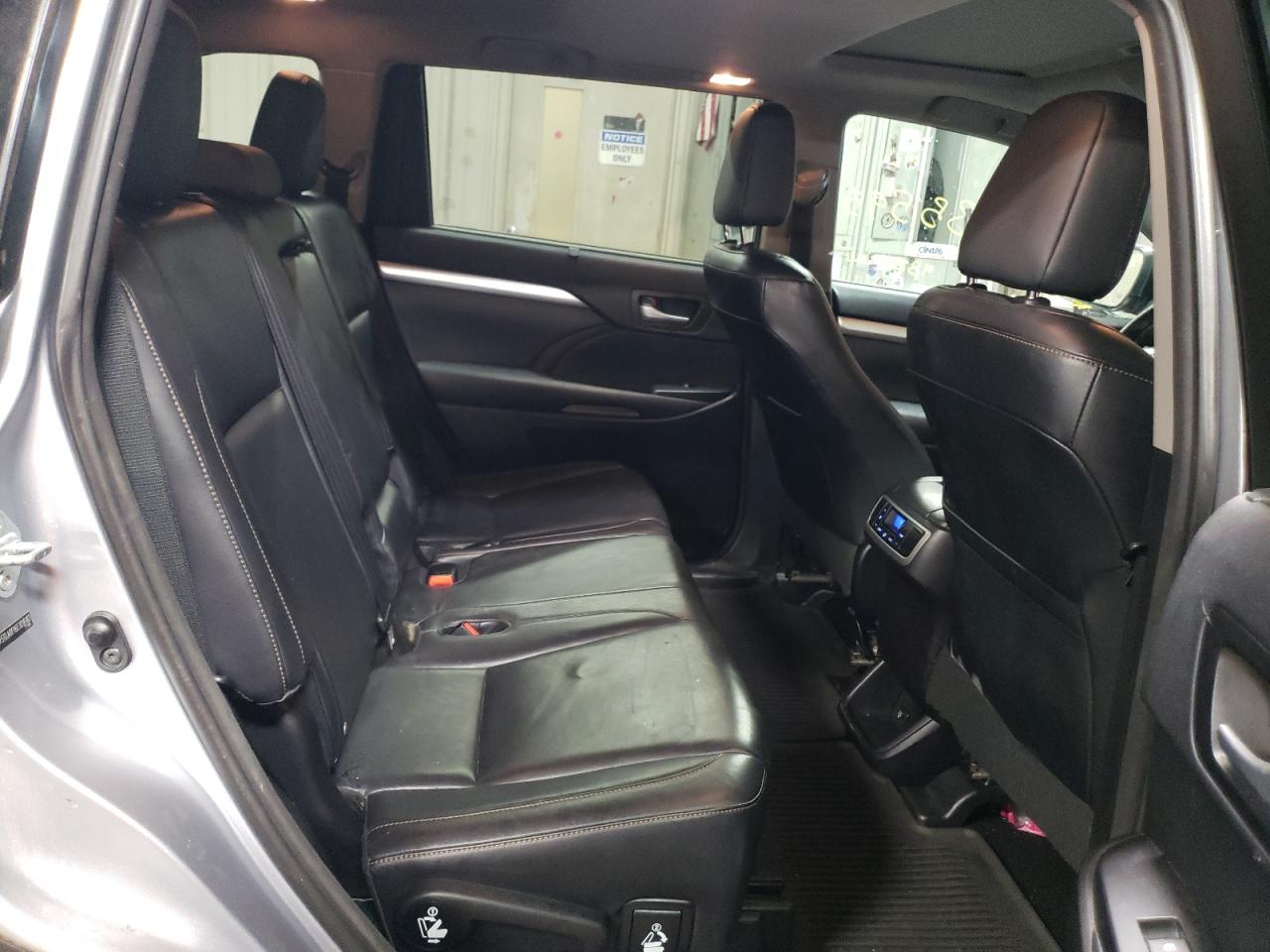 2014 Toyota Highlander - Image 11