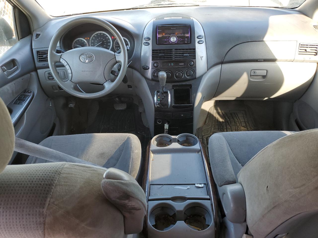 2004 Toyota Sienna - Image 8
