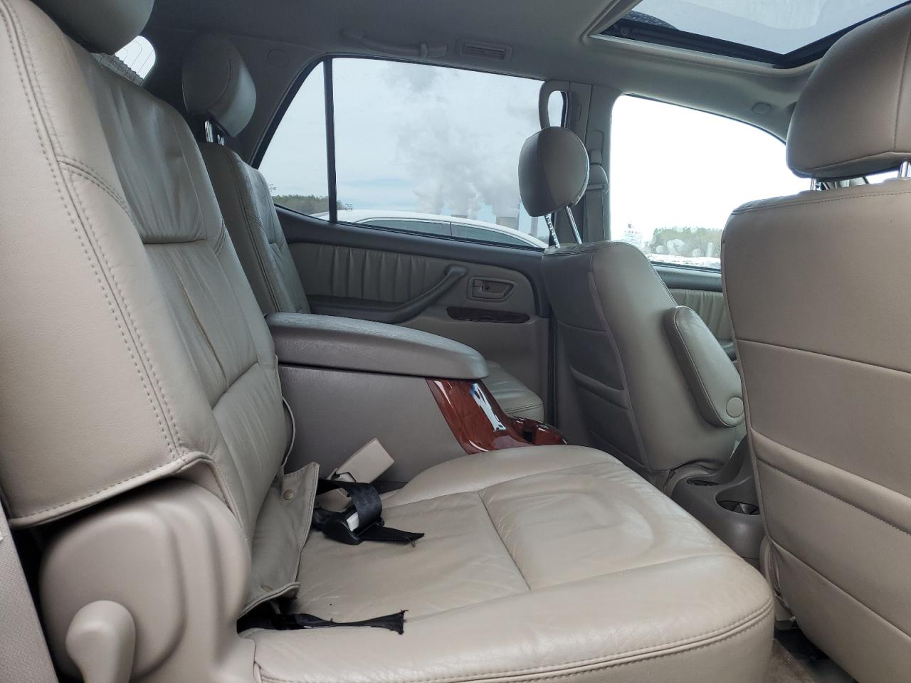 2005 Toyota Sequoia - Image 11