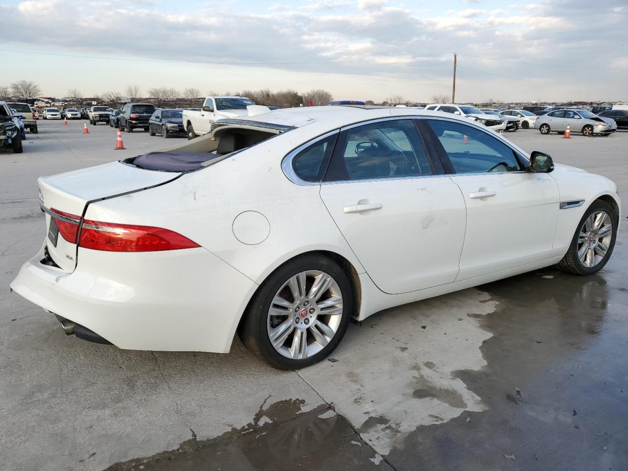 2016 Jaguar XF - Image 3