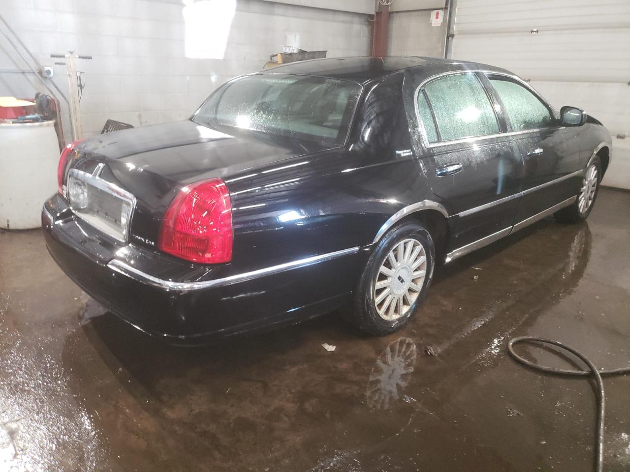 2005 Lincoln Town Car - Image 3