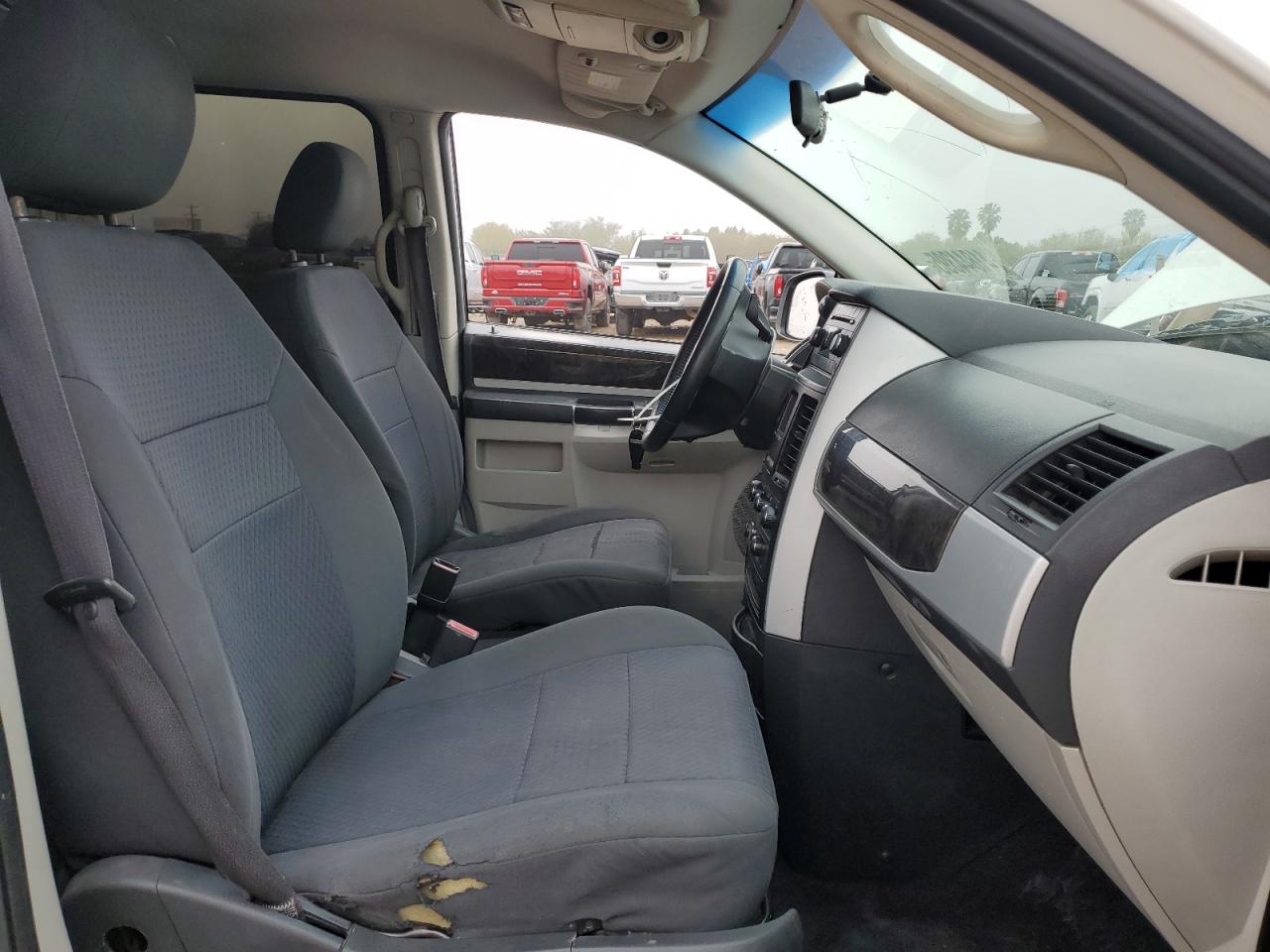 2010 Dodge Caravan - Image 7