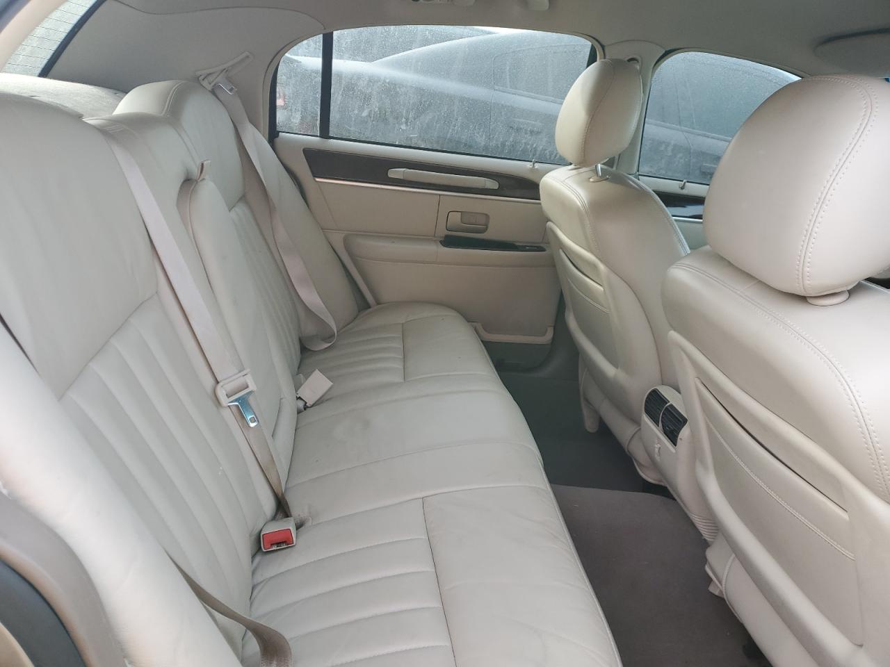 2005 Lincoln Town Car - Image 10