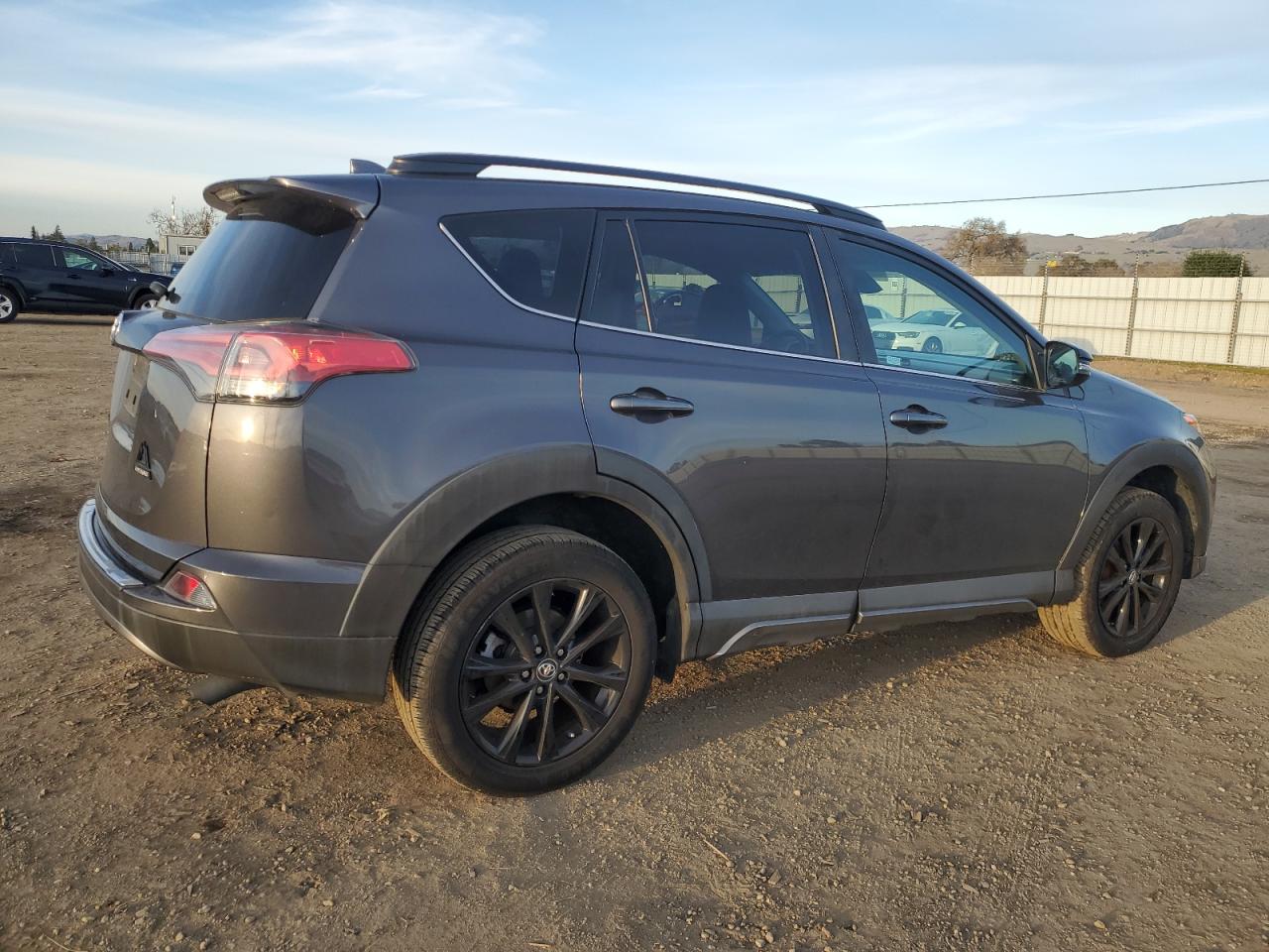 VIN 2T3RFREV5JW711740 2018 TOYOTA RAV4 no.3