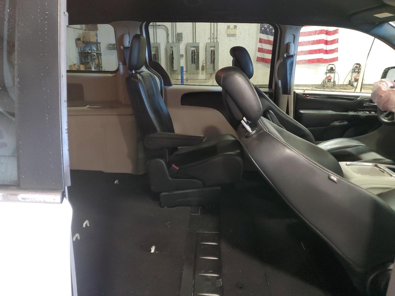 2017 Dodge Caravan - Image 11