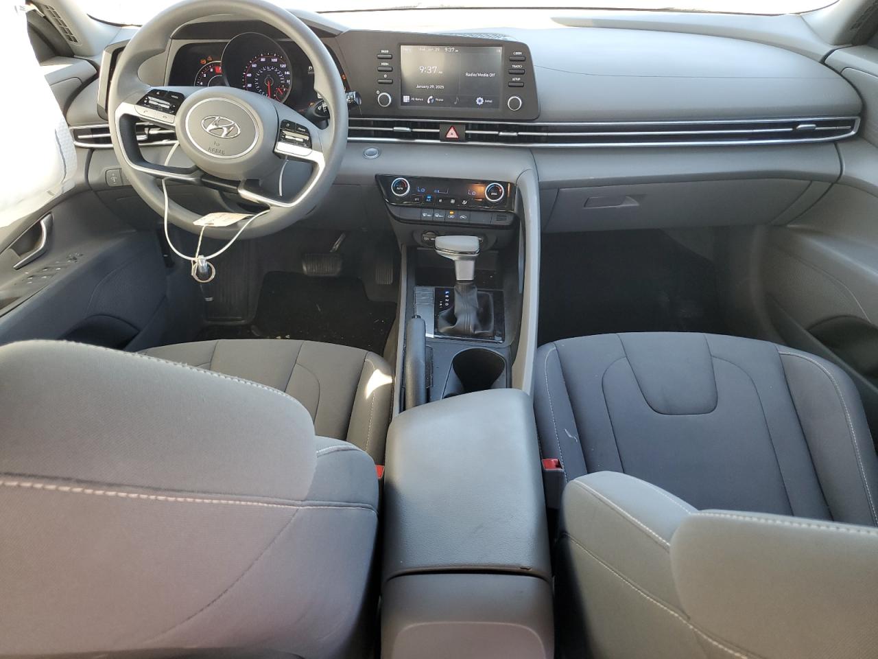2022 Hyundai Elantra - Image 8