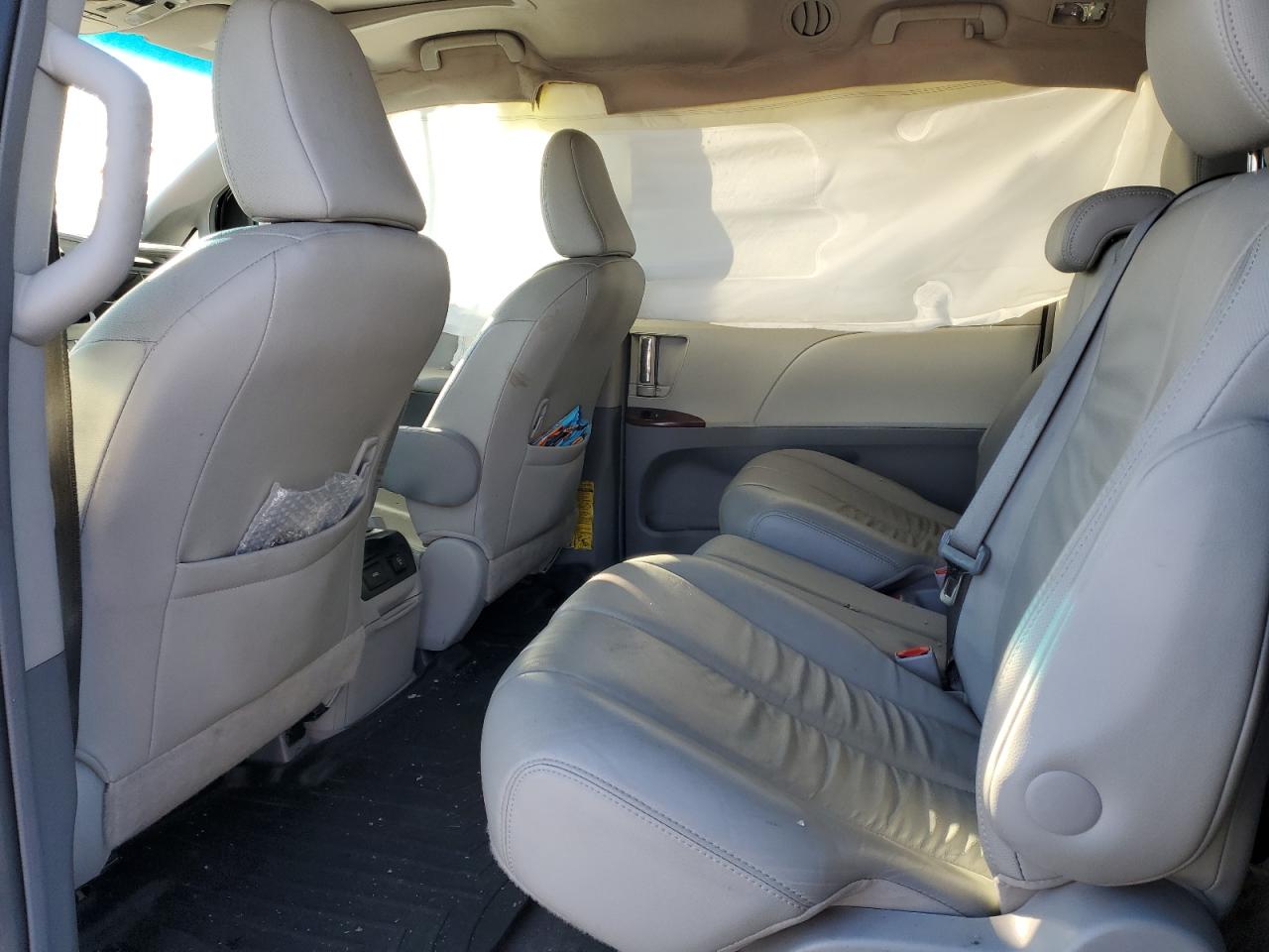 2013 Toyota Sienna - Image 11