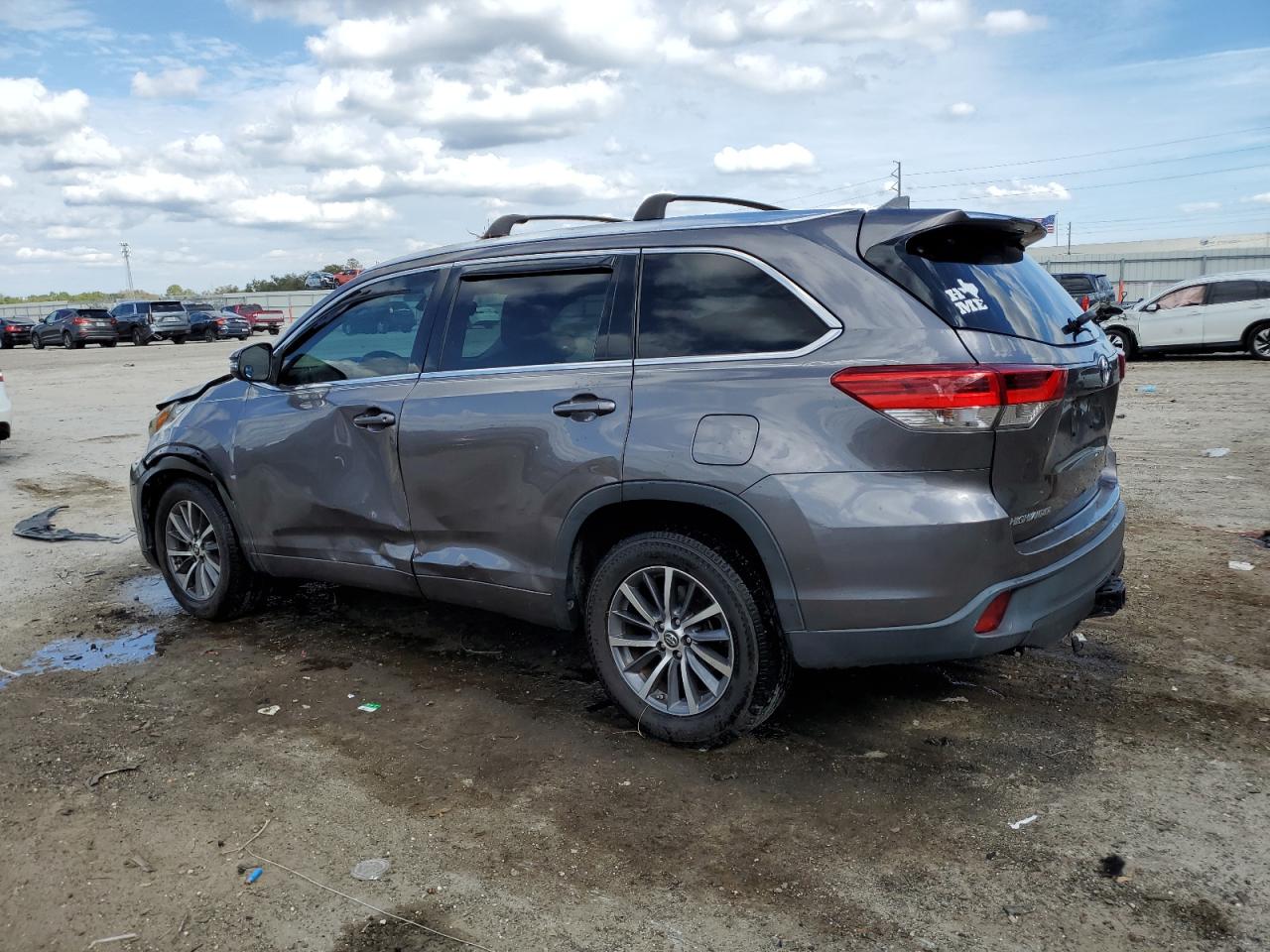 2017 Toyota Highlander - Image 2