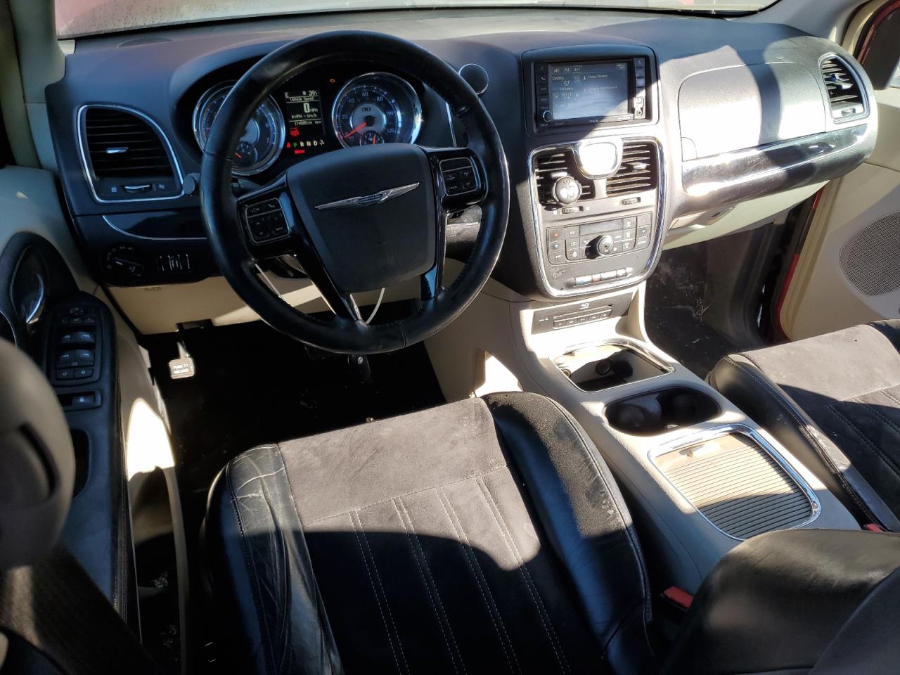 2014 Chrysler Town & Country - Image 8