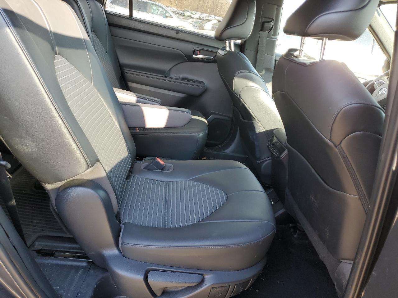 2021 Toyota Highlander - Image 11