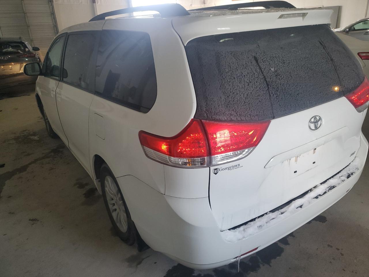 2014 Toyota Sienna - Image 2