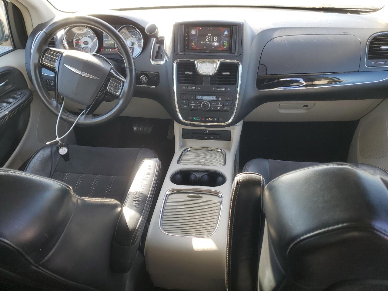 2014 Chrysler Town & Country - Image 8