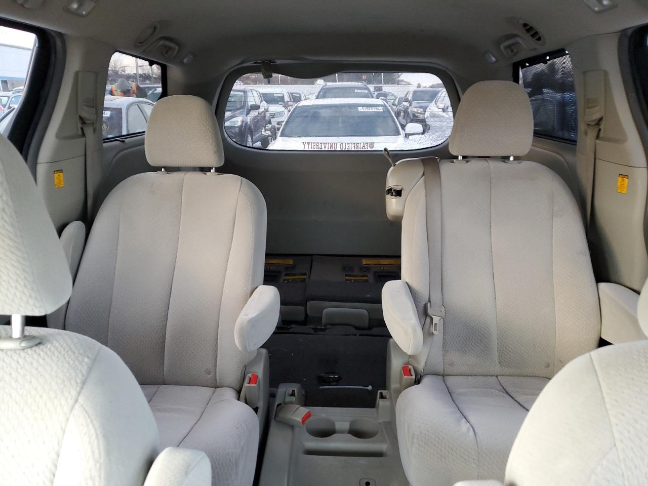 2011 Toyota Sienna - Image 10