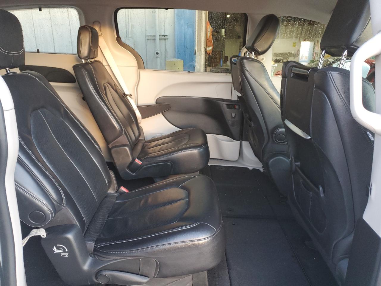 2022 Chrysler Pacifica - Image 11