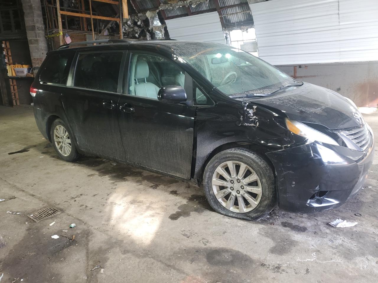 2013 Toyota Sienna - Image 4