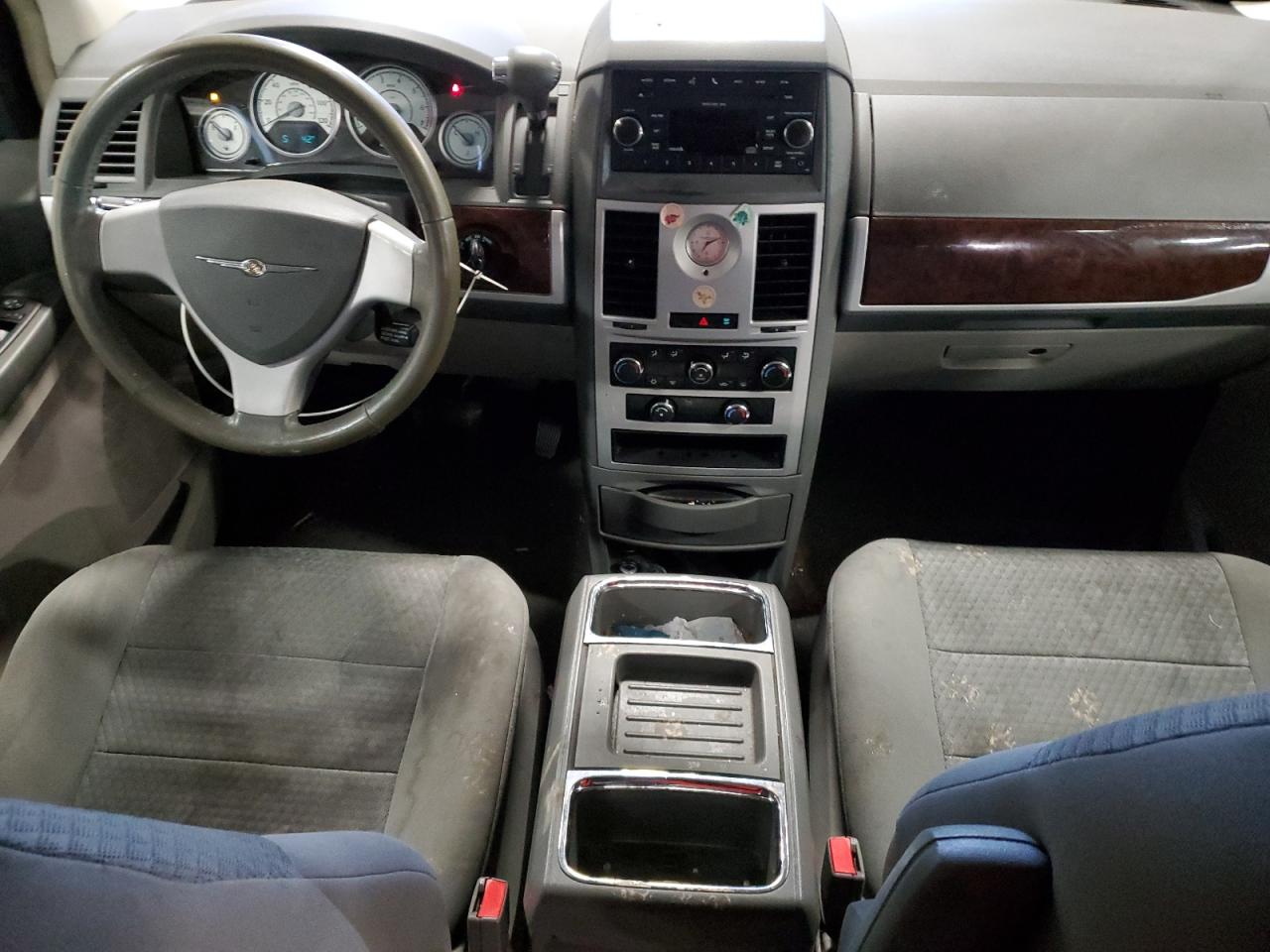 2010 Chrysler Town & Country - Image 8