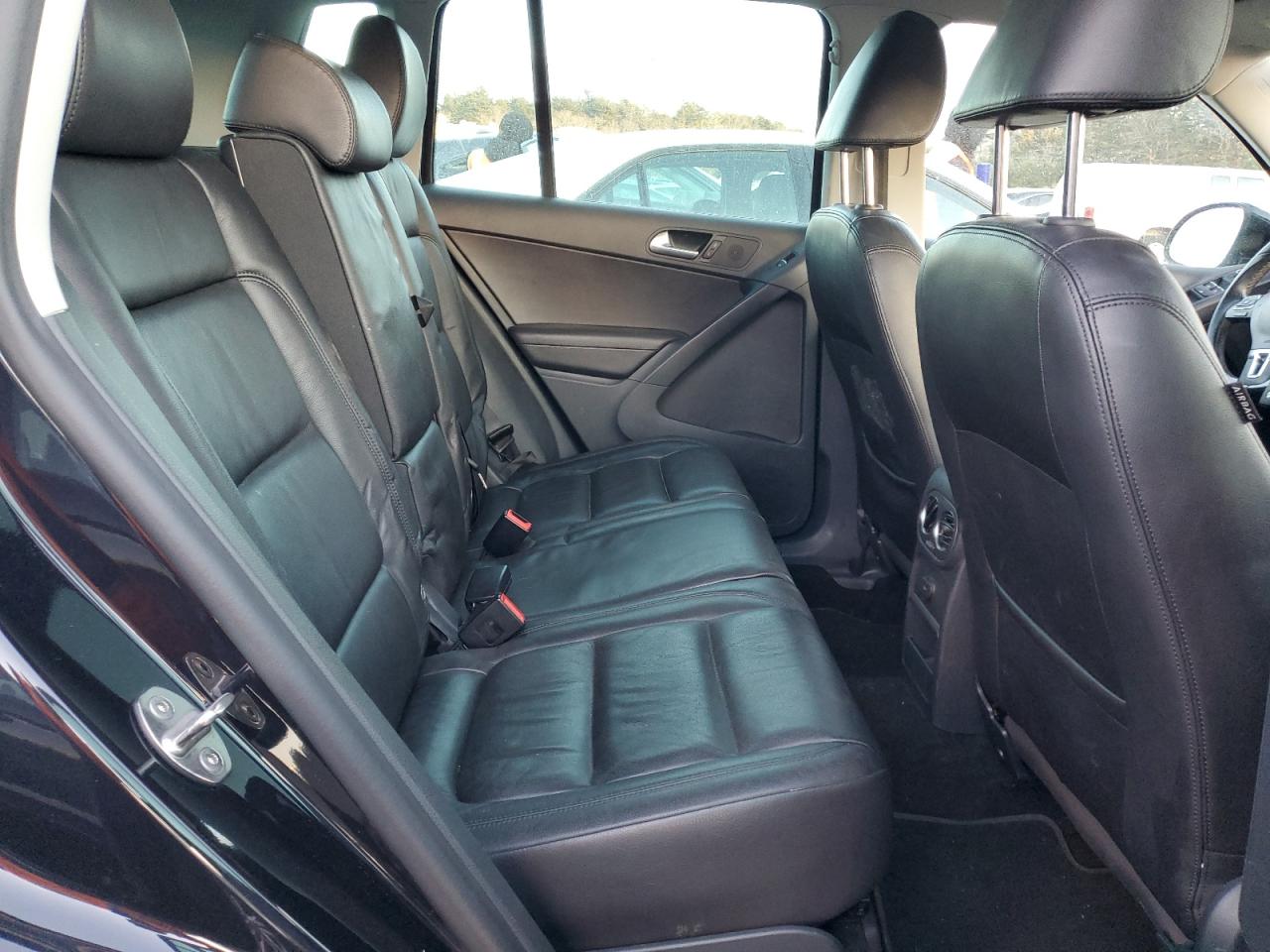 2017 Volkswagen Tiguan - Image 11