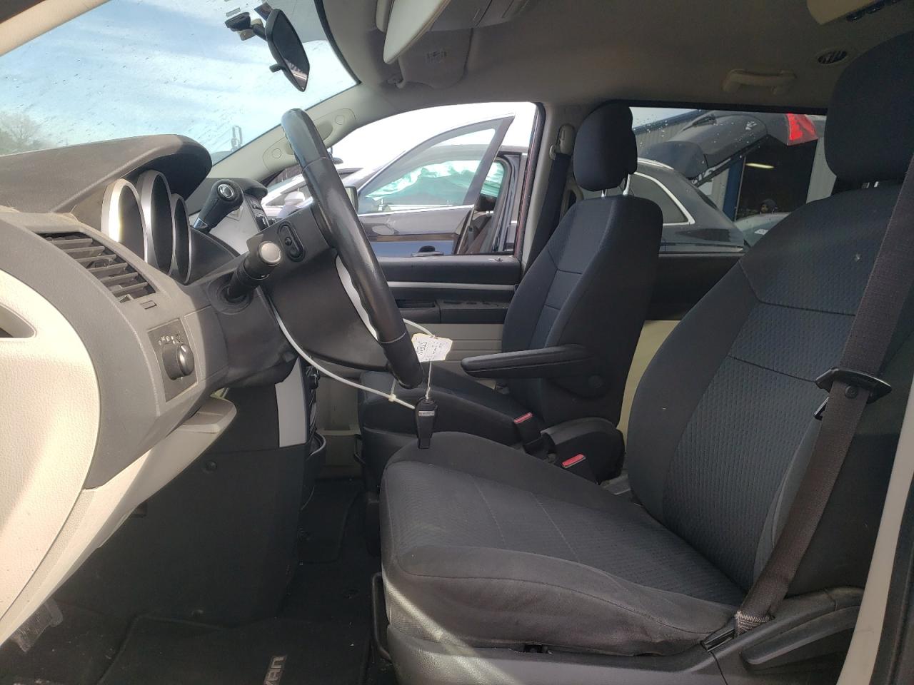 2010 Dodge Caravan - Image 7