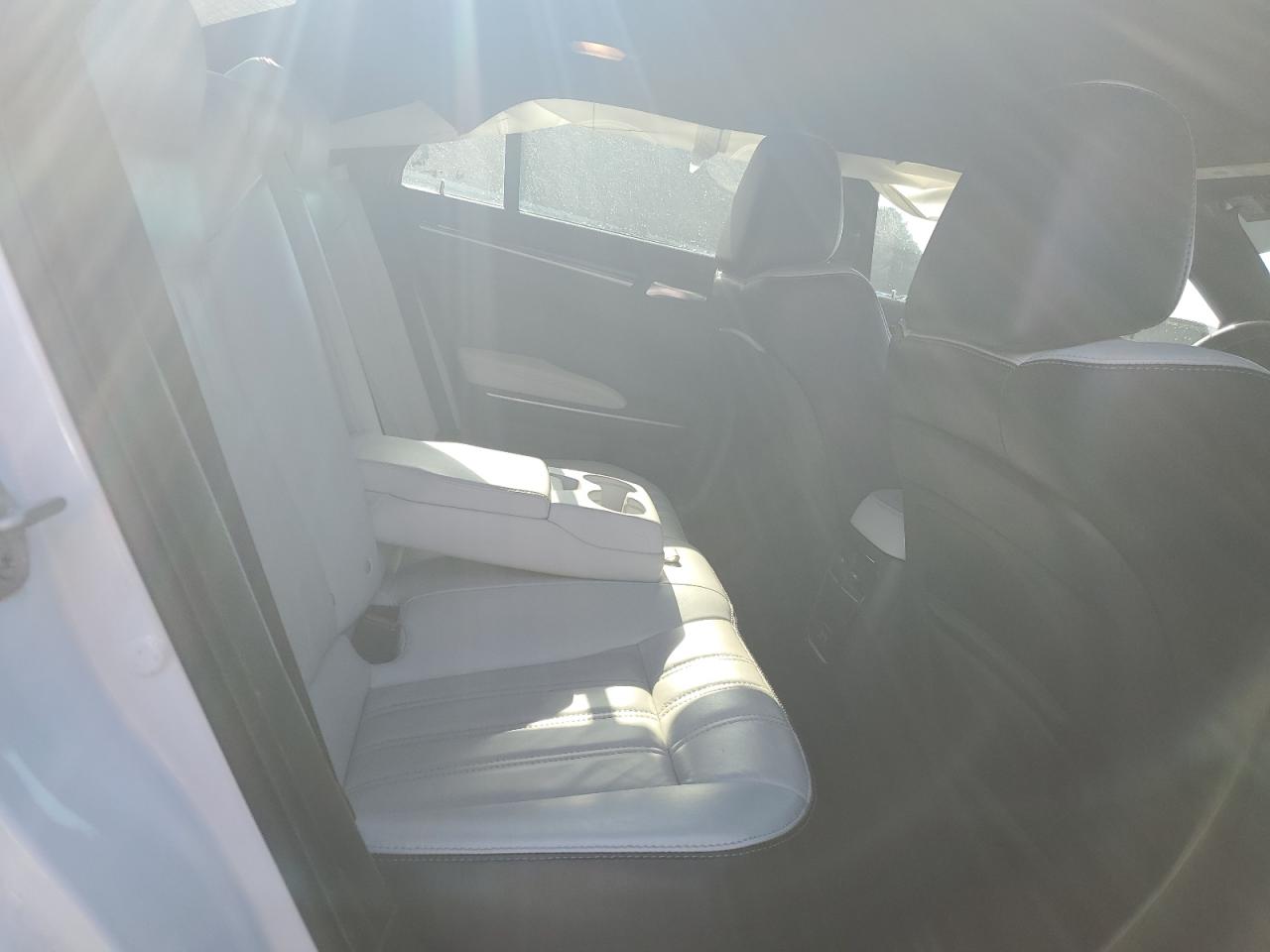 2019 Chrysler 300 - Image 10