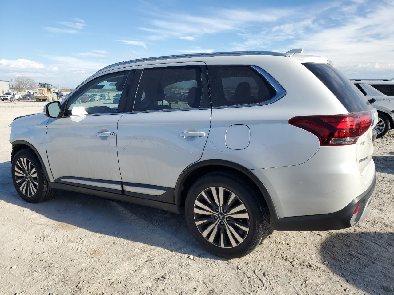 2020 Mitsubishi Outlander - Image 2