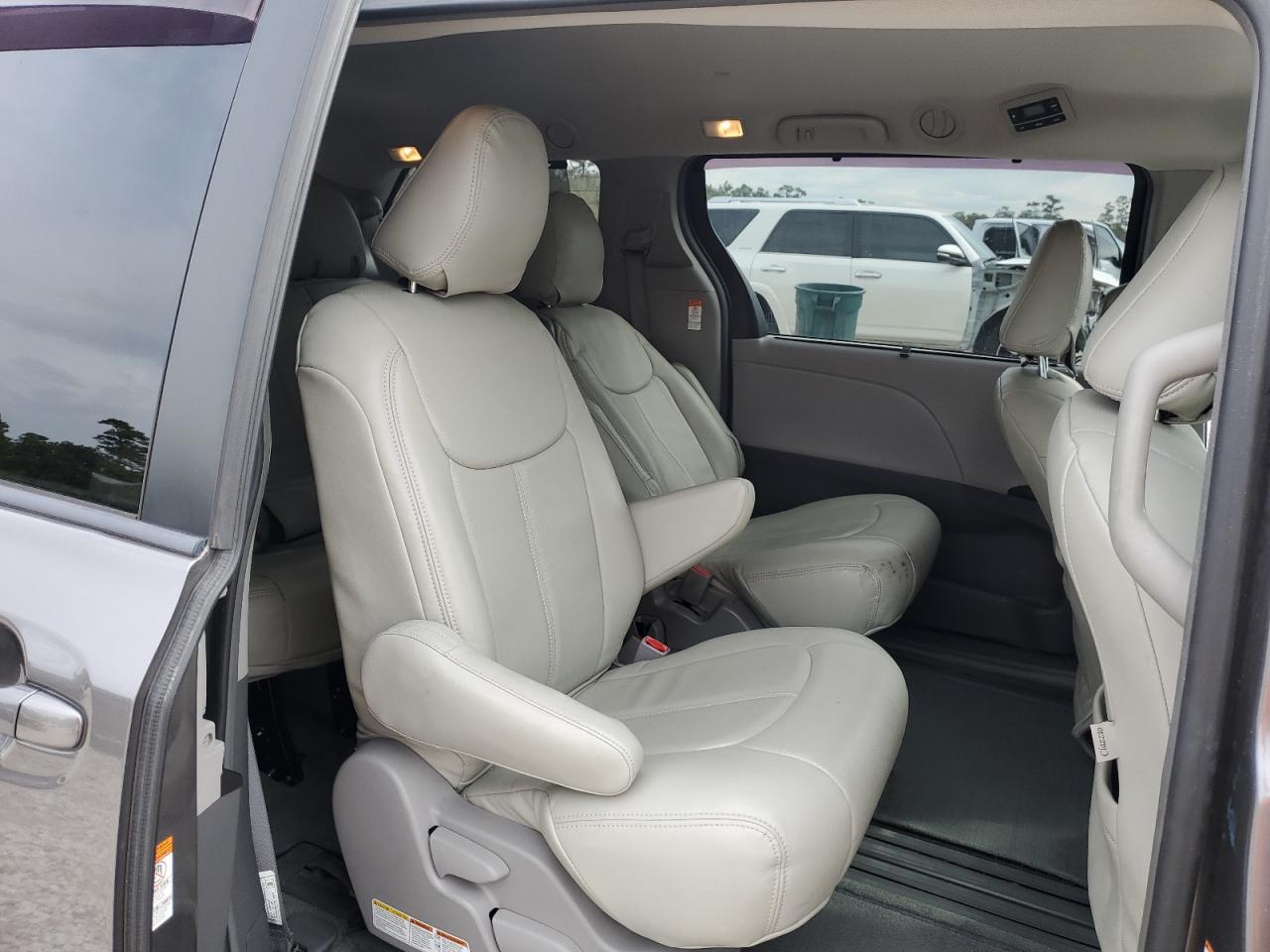 2017 Toyota Sienna - Image 11