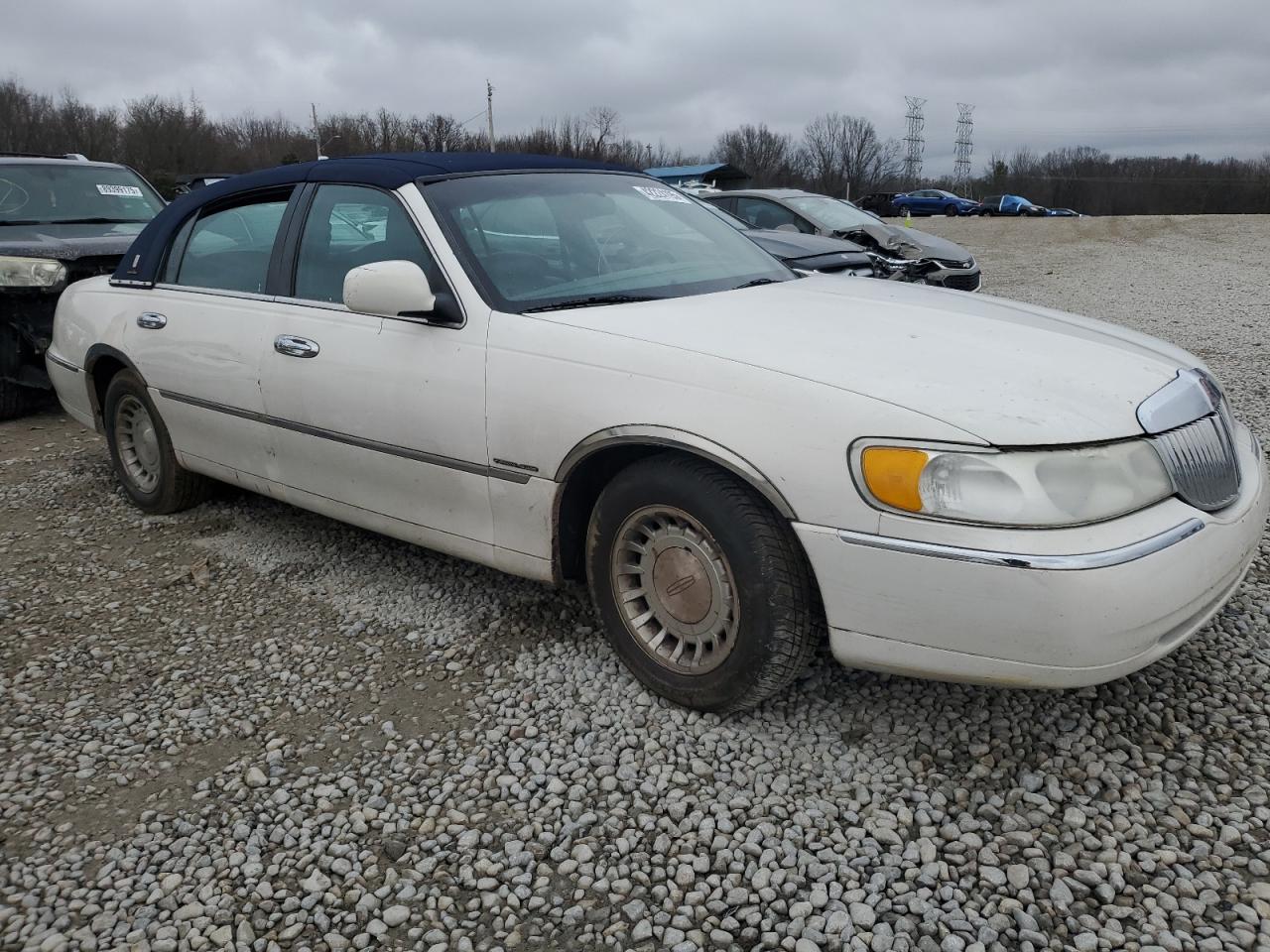 2001 Lincoln Town Car - Image 4