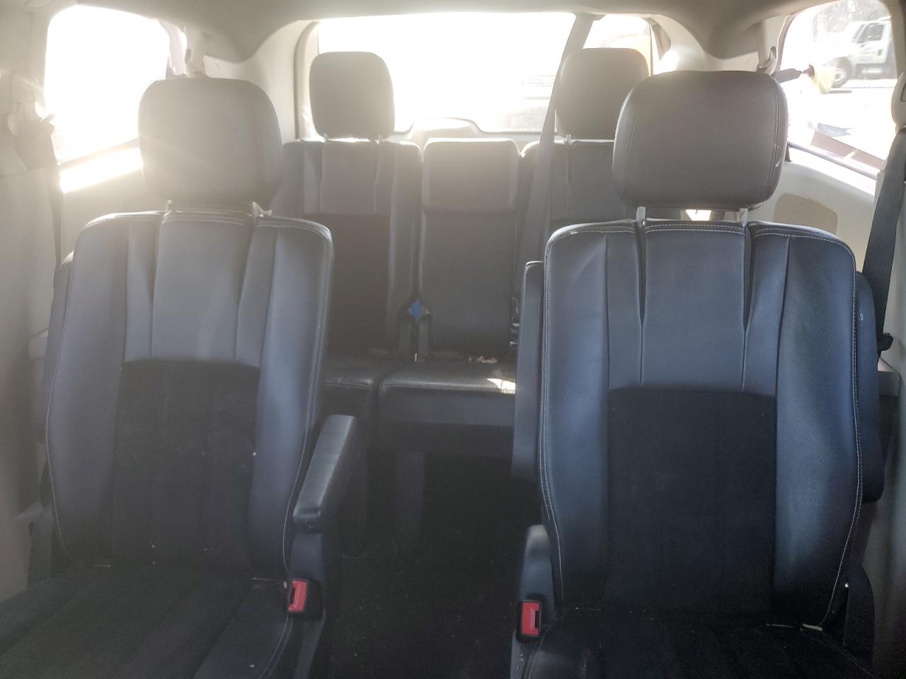 2017 Dodge Caravan - Image 10